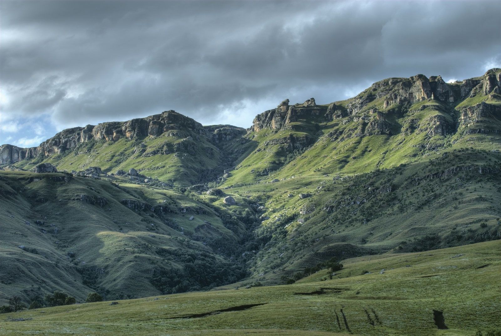 Enjoy the beauty of  Drakensberg Mountains